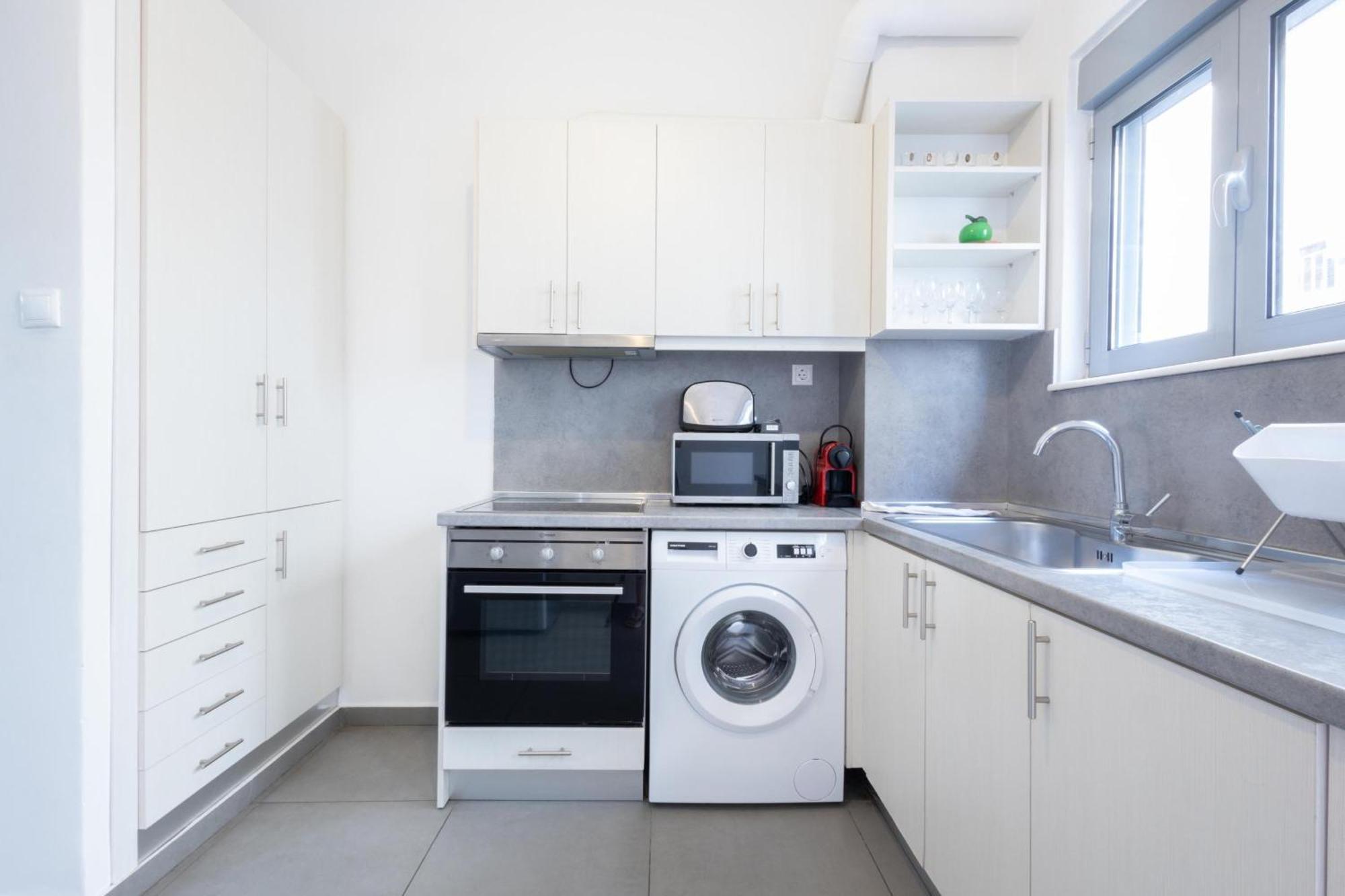 Renovated 5 Bdr House Near Acropolis - New Beds, Terrace & Green Yard Athena Bagian luar foto