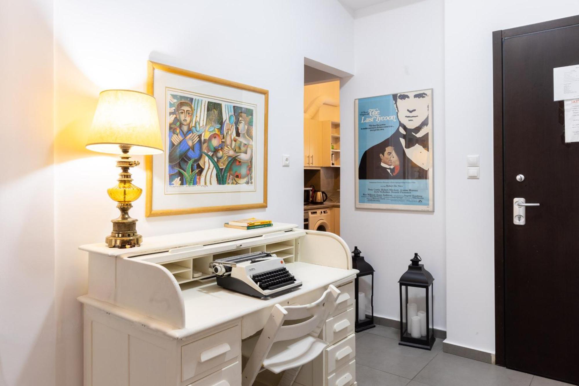 Renovated 5 Bdr House Near Acropolis - New Beds, Terrace & Green Yard Athena Bagian luar foto